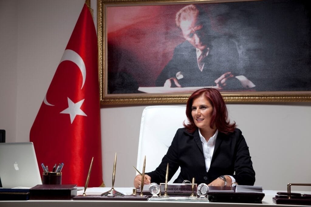 Özlem Çerçioğlu Aydın’ı kazanan gençlere seslendi: Yeni evinize hoş geldiniz