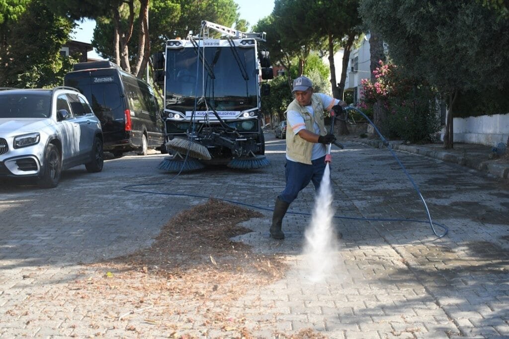 Kuşadası’nda Yaz Temizliği Hızlandı: Ekipler Sokak Sokak Çalışıyor
