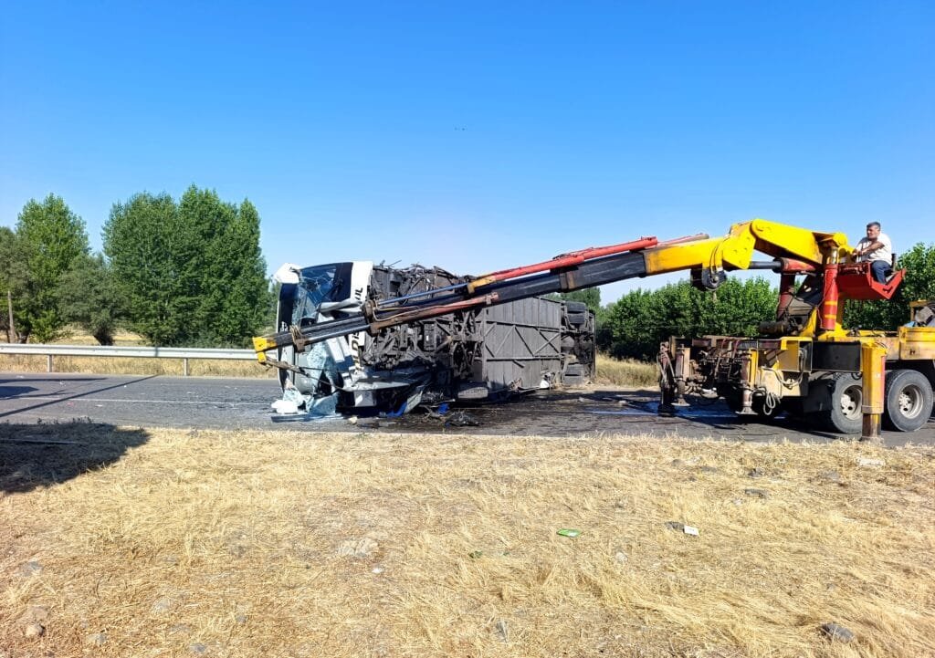 Afyonkarahisar’da yolcu otobüsü devrildi! 22 kişi yaralandı
