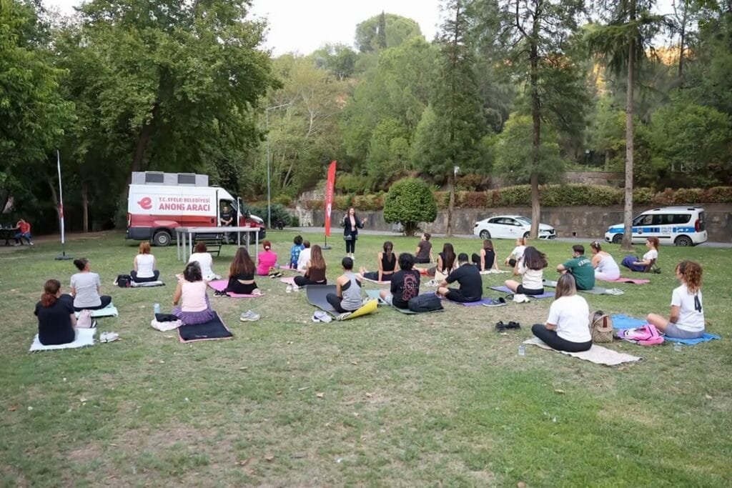 Efeler’de Doğayla Bütünleşen Akşam! Pınarbaşı’nda Nefes ve Meditasyon Buluşması
