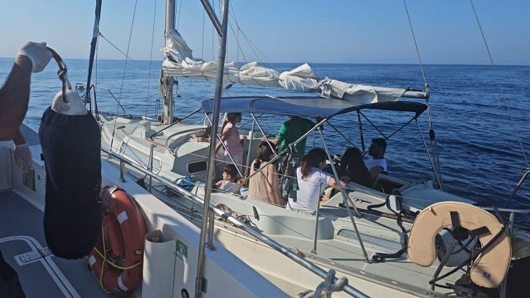 Didim Açıklarında Yelkenli Sürüklendi! 7 Göçmen ve 9 Çocuk Kurtarıldı