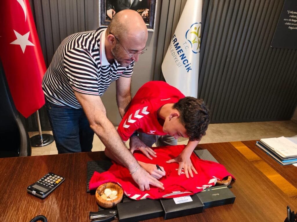 Samsunspor’a transfer olan Kuzey Topçu’dan Başkan Zencirci’ye anlamlı hediye
