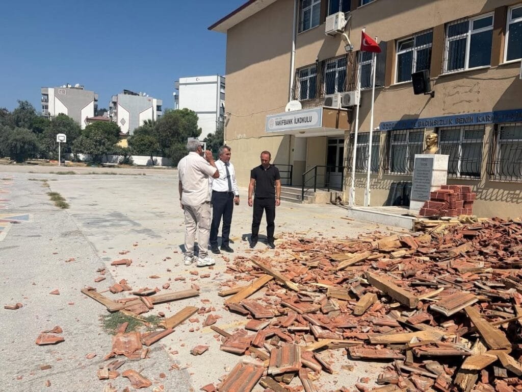 Söke’de okullar yeni döneme hazırlanıyor! VakıfBank İlkokulunun çatısı yenileniyor