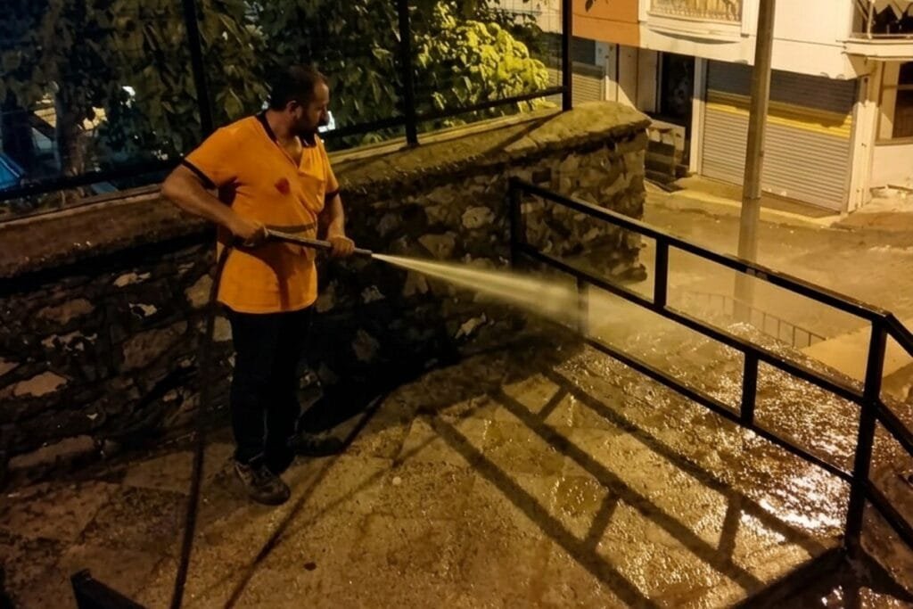 Efeler’de 14 mahallede temizlik seferberliği! Ekipler gece gündüz sahada