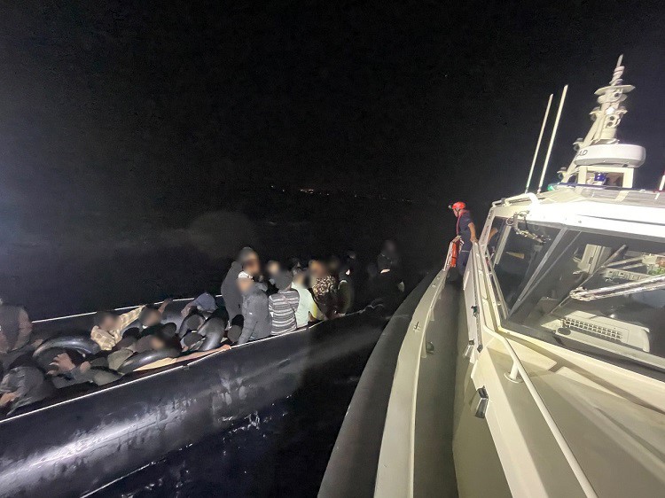 İzmir açıklarında iki ayrı operasyon: 56 düzensiz göçmen yakalandı