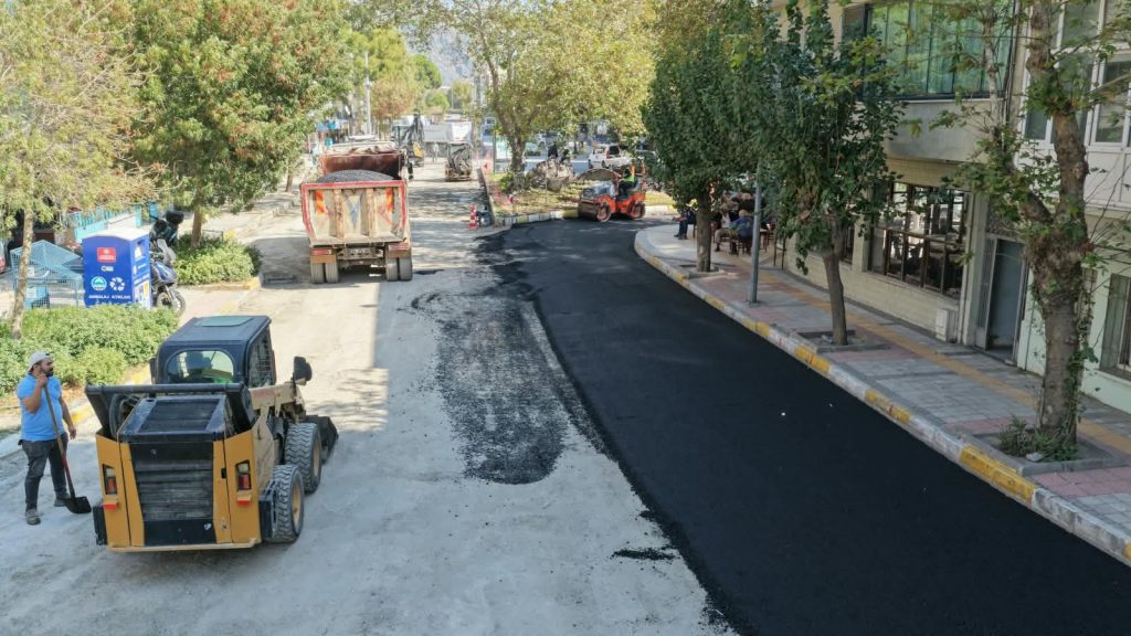 Söke Aydın Caddesi’nde sıcak asfalt çalışması sürüyor