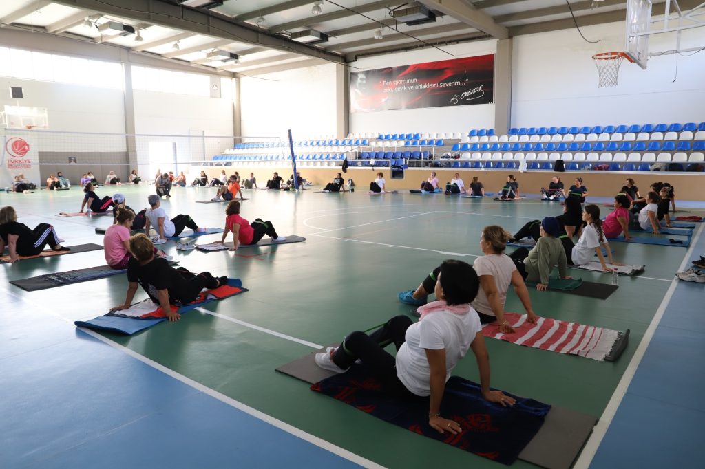 Nazilli’de kadınlara ücretsiz sabah sporu! Yeni dönem 100 kişiyle başladı