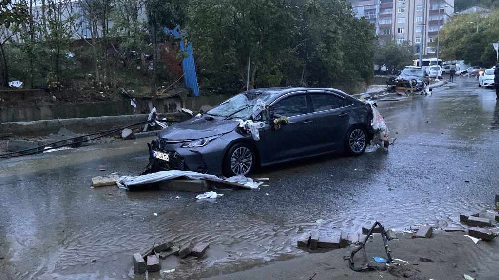 İstanbul’da selin bilançosu sabah ortaya çıktı! Araçlar sürüklendi, iş yerlerini su bastı