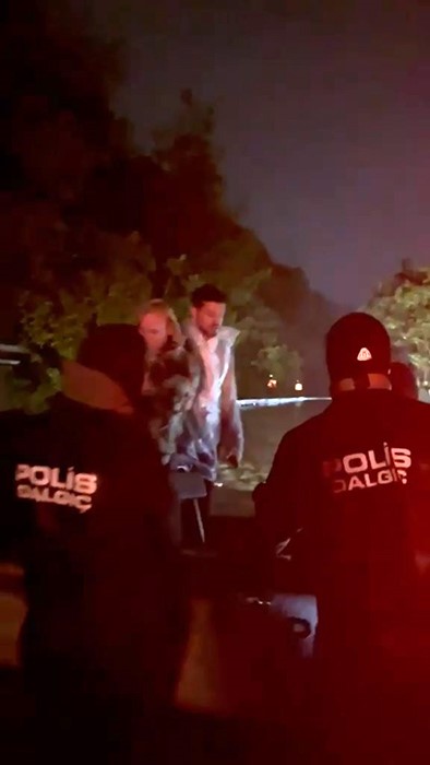 Murat Boz İstanbul’daki selde mahsur kaldı! Dalgıç polisler botla kurtardı