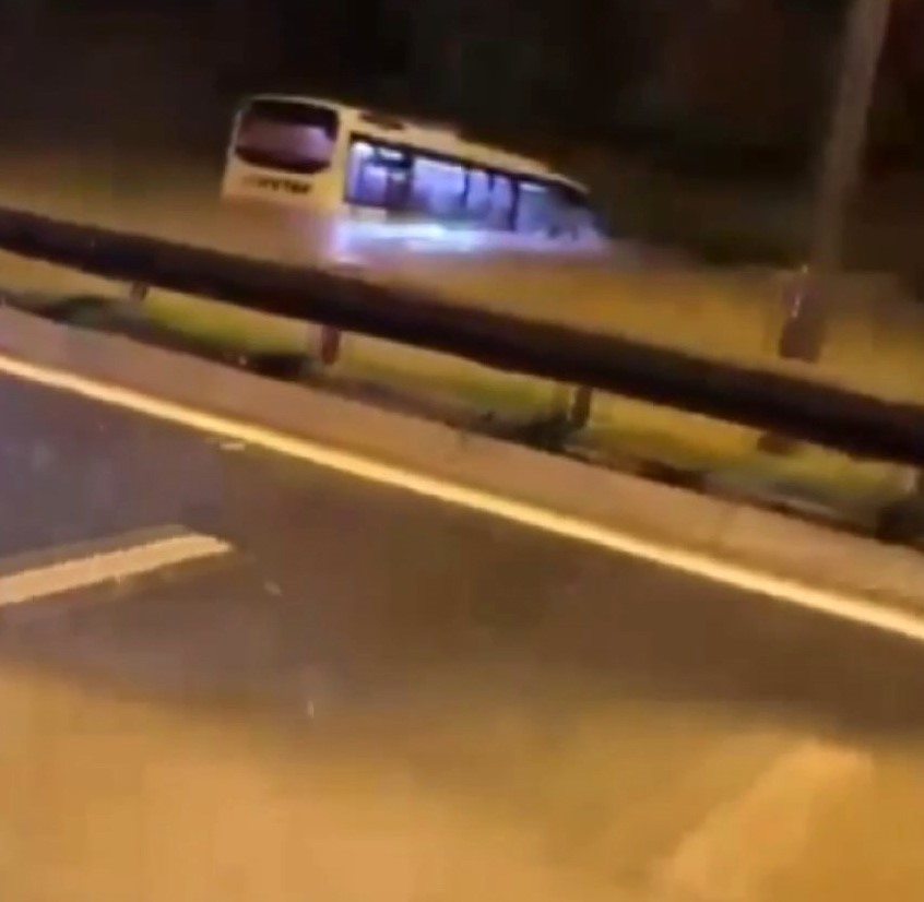 İstanbul’da sağanak sürücüleri yolda mahsur bıraktı! O anlar kamerada
