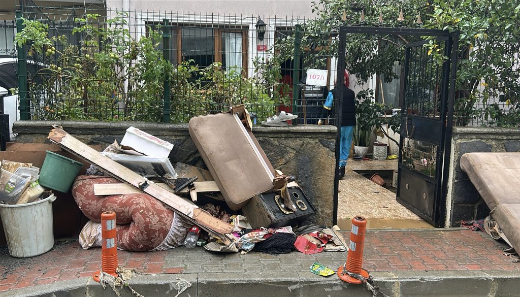 Beykoz’da sağanak evleri vurdu! Vatandaşlar gece boyunca kovalarla su boşalttı
