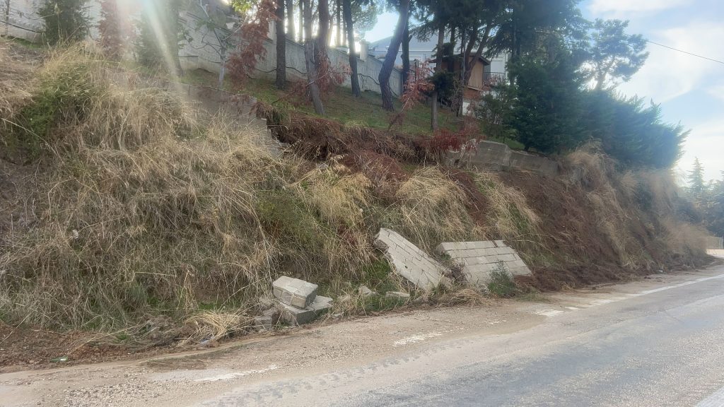 Bursa’da yağış sonrası istinat duvarı çöktü! Beton bloklar yola düştü