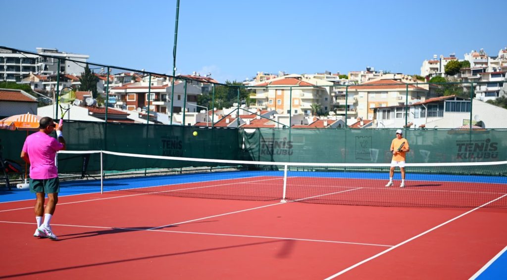 Kuşadası’nda Cumhuriyet Kupası heyecanı başladı! 86 sporcu şampiyonluk için kortta